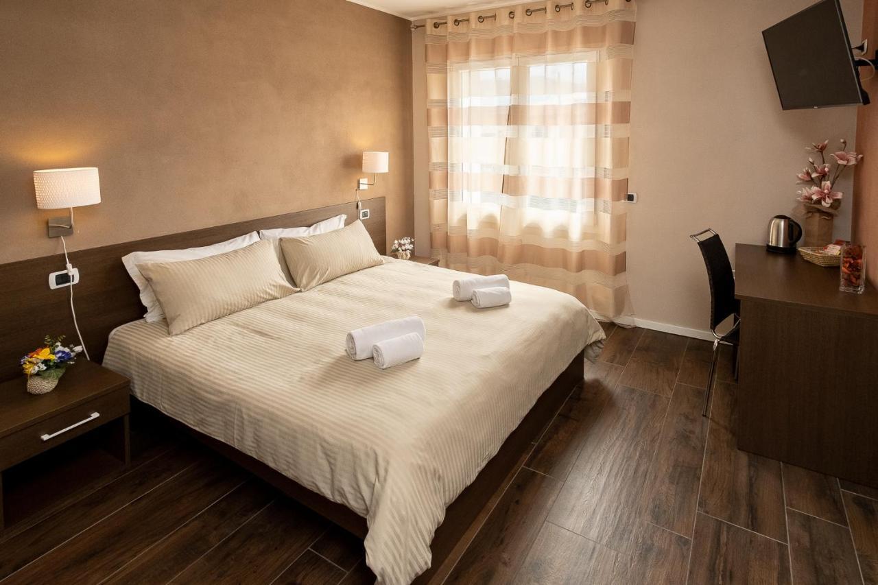 The White Building - Rooms Costermano Esterno foto